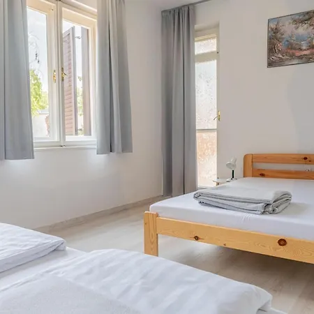 Barat Vendeghaz - Cosy - Teljes Haz Privat Udvarral - 4 Szoba, 2 Fuerdo Apartment