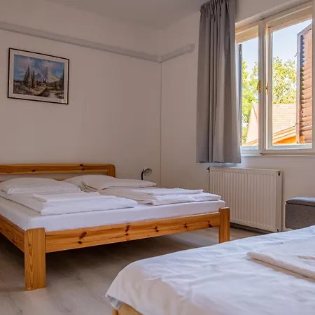 Apartment Barat Vendeghaz - Cosy - Teljes Haz Privat Udvarral - 4 Szoba, 2 Fuerdo Szeged