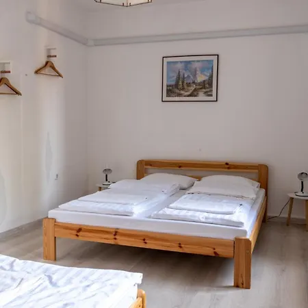 Barat Vendeghaz - Cosy - Teljes Haz Privat Udvarral - 4 Szoba, 2 Fuerdo Apartment *