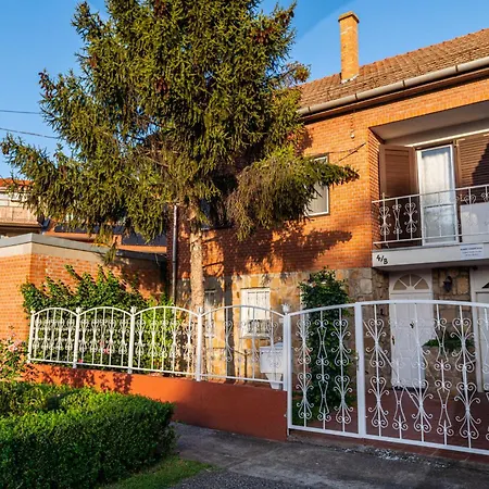 Lejlighed Barat Vendeghaz - Cosy - Teljes Haz Privat Udvarral - 4 Szoba, 2 Fuerdo *