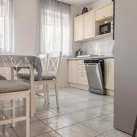 Apartment Barat Vendeghaz - Cosy - Teljes Haz Privat Udvarral - 4 Szoba, 2 Fuerdo *