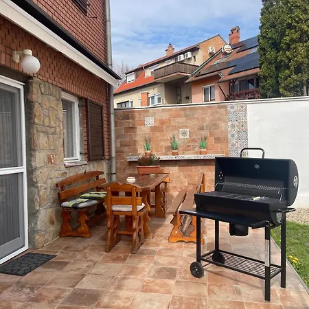 Barat Vendeghaz - Cosy - Teljes Haz Privat Udvarral - 4 Szoba, 2 Fuerdo * Szeged
